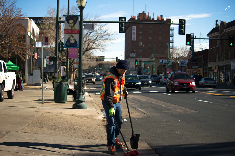 homme nettoyant la rue